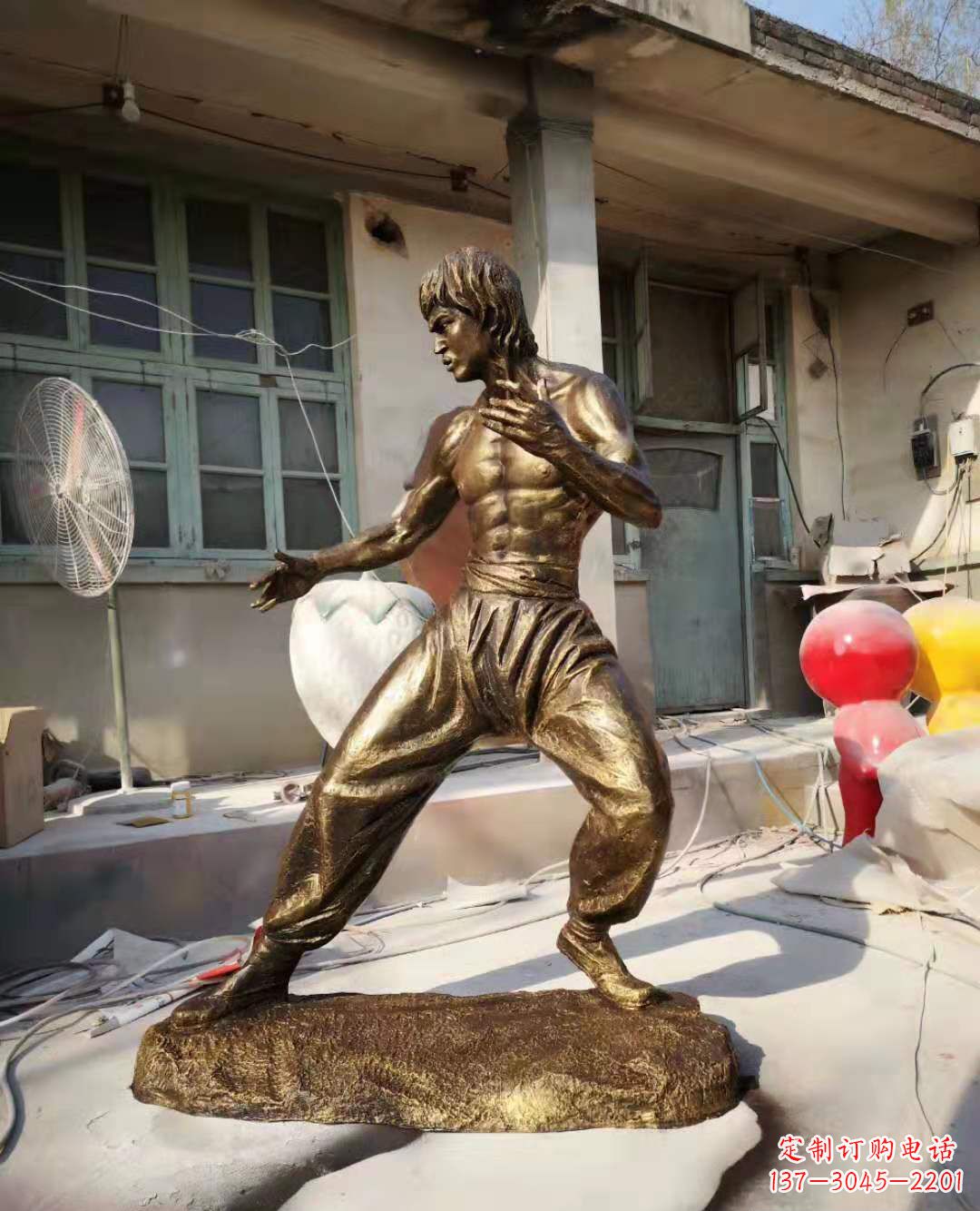 长沙铜像传奇——李小龙雕塑