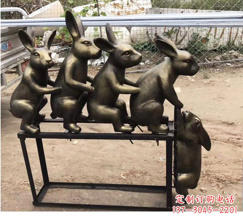 长沙玻璃钢兔子雕塑仿铜玩耍的兔子