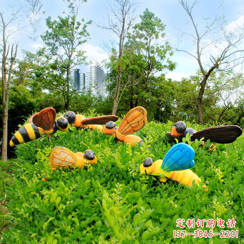 长沙公园草丛中的蜜蜂雕塑