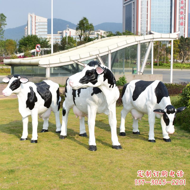 长沙玻璃钢制作的仿真奶牛雕塑——装点园林草坪