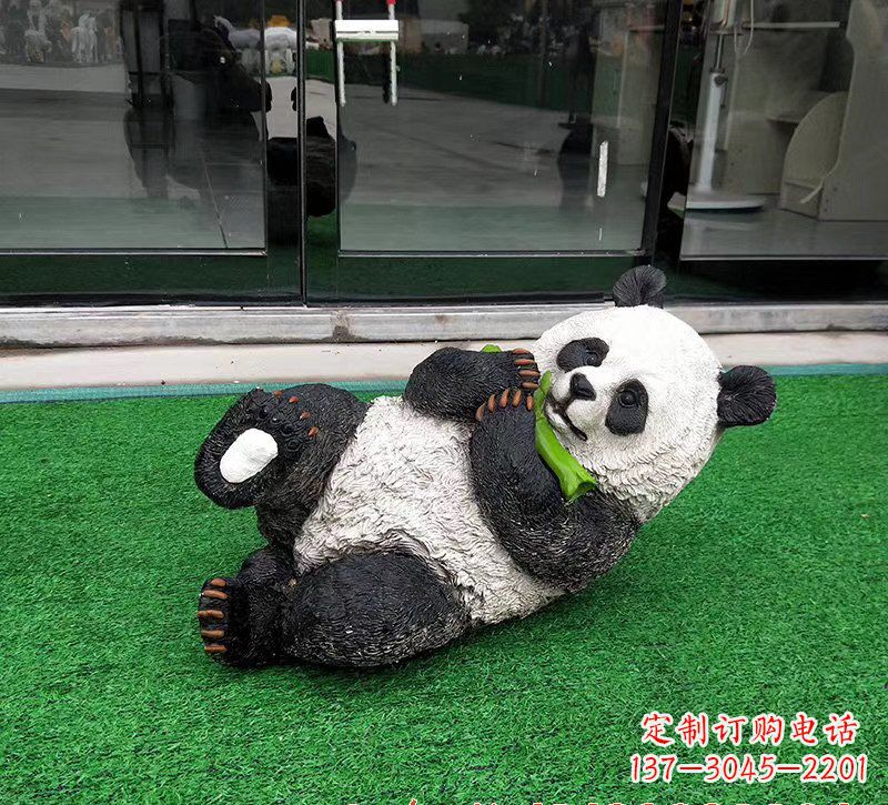 长沙玻璃钢熊猫雕塑象征动物保护的艺术品