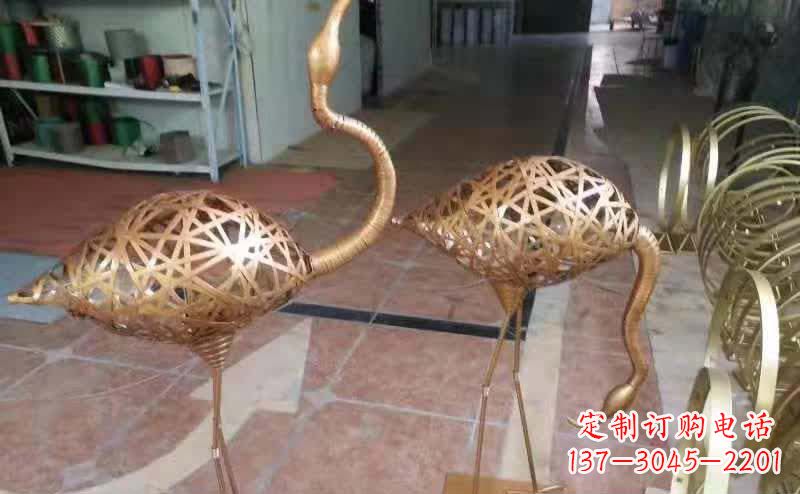 长沙仙鹤雕塑以不锈钢编制而成