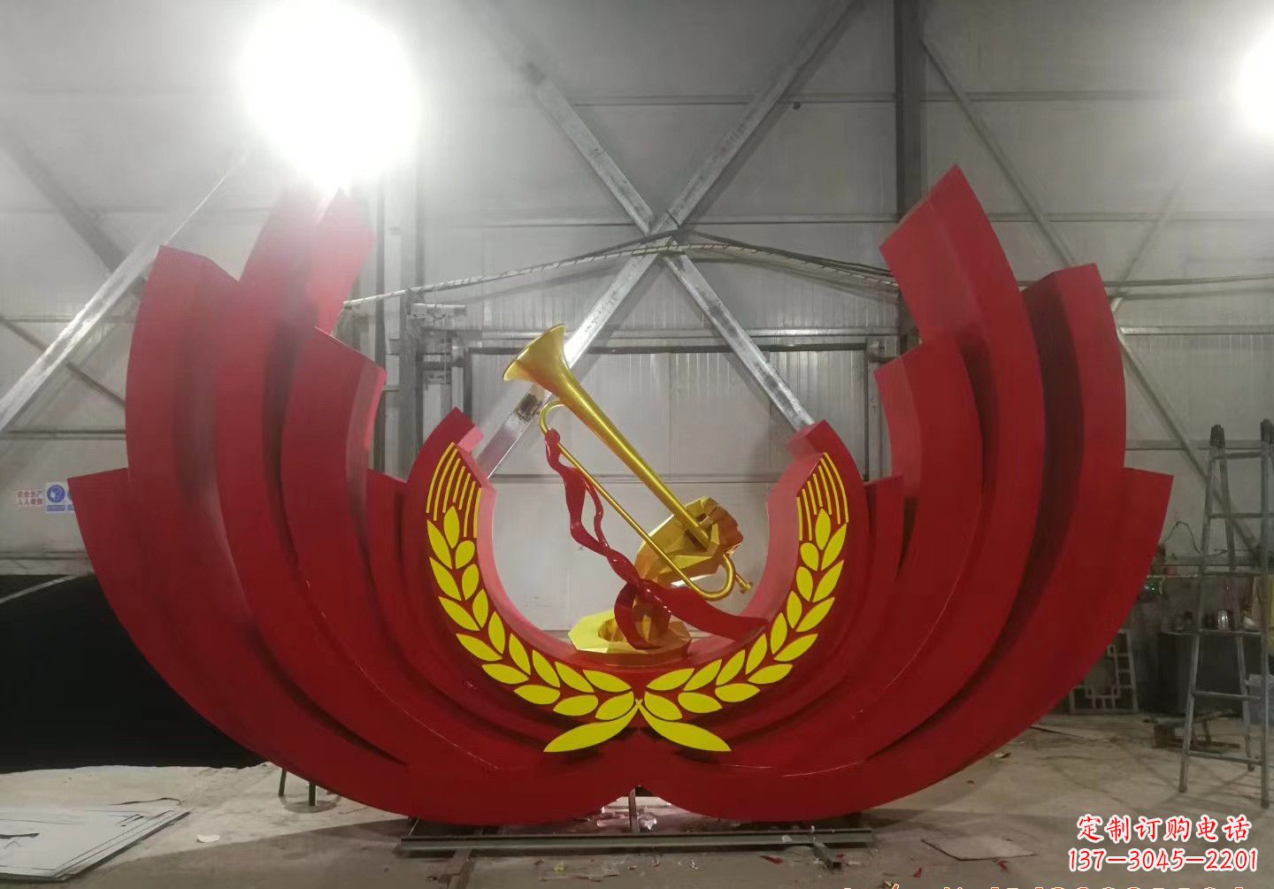 长沙不锈钢冲锋号雕塑缅怀英雄,祝福未来