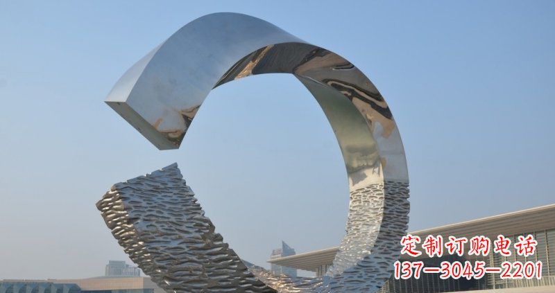长沙环绕城市的不锈钢圆环雕塑