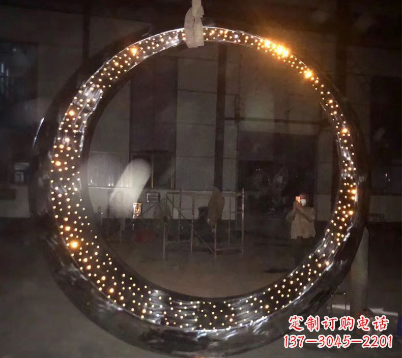 长沙璀璨夜空,不锈钢发光月亮雕塑