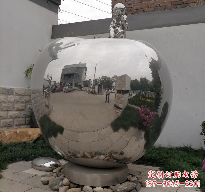 长沙不锈钢金色苹果雕塑古典与现代的结合