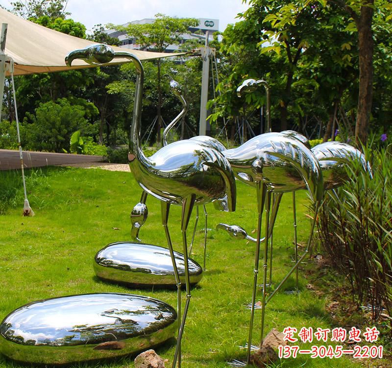 长沙不锈钢镜面火烈鸟雕塑精美外形、多彩光泽