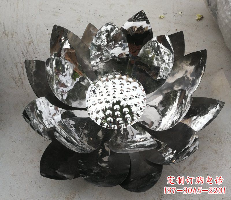 长沙不锈钢镜面的荷花雕塑——彰显美丽与恬静