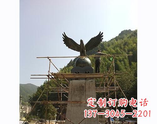 长沙不锈钢老鹰踩地球雕塑缅怀大自然之美