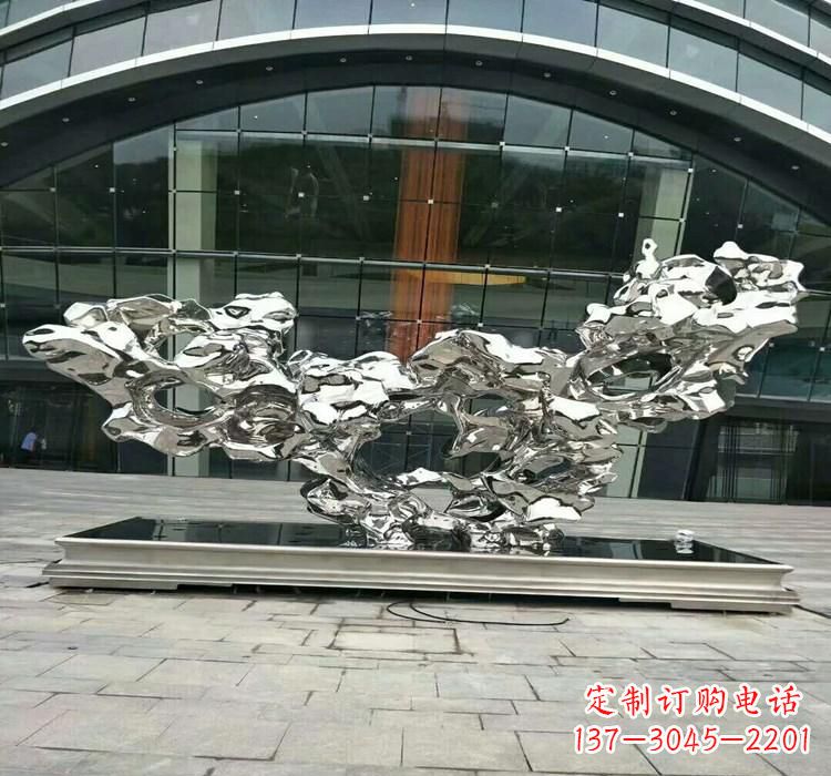 长沙灵动的太湖石雕塑