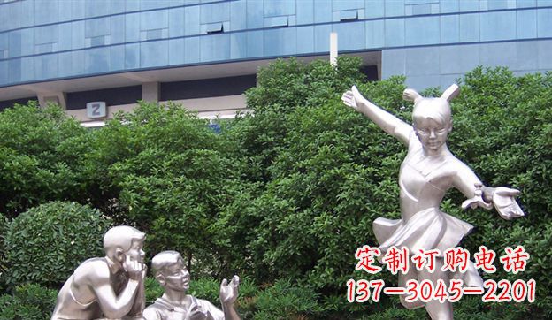 长沙不锈钢制作的儿童踢毽子雕塑