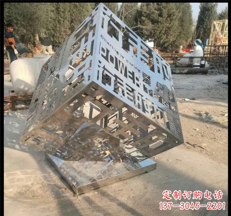 长沙不锈钢艺术镂空魔方雕塑给空间带来新的灵感