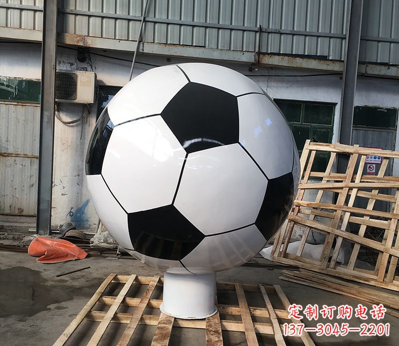 长沙激发足球热情的不锈钢足球雕塑