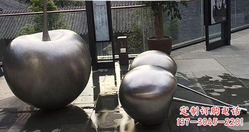 长沙樱桃雕塑点缀步行街美丽景观