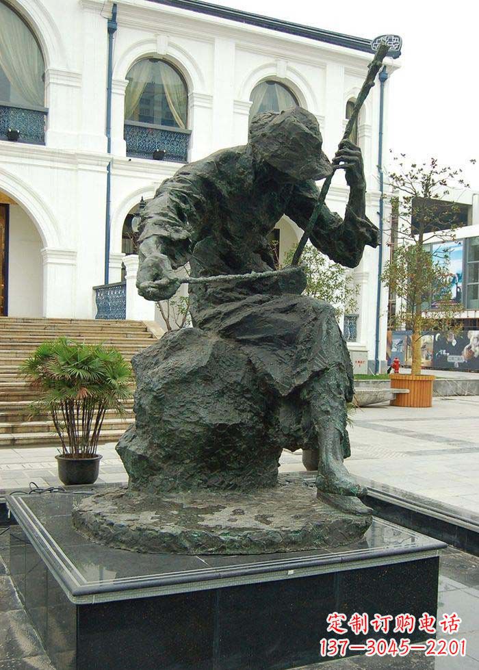 长沙节奏轻快的二胡雕塑