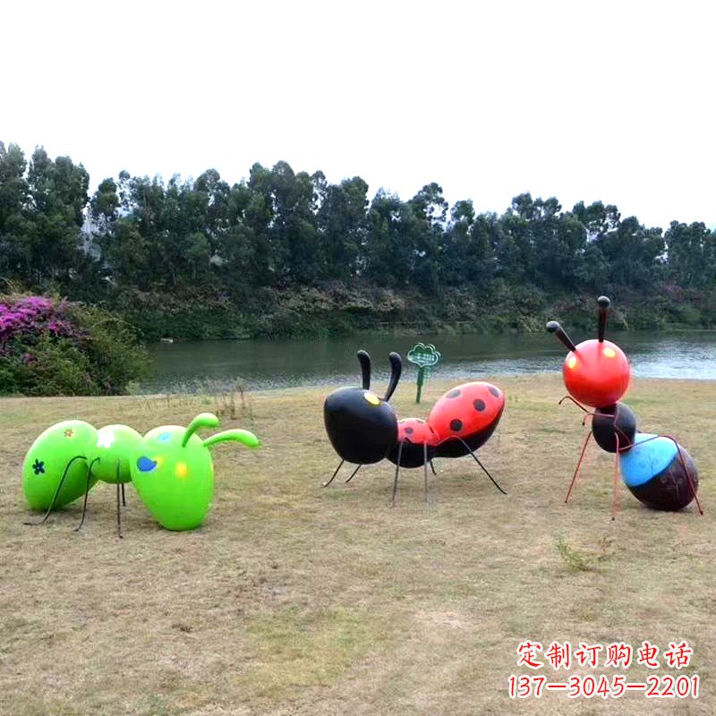长沙彩绘玻璃钢蚂蚁雕塑——精致又充满动感