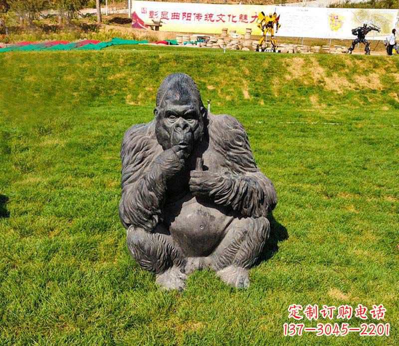 长沙猩猩雕塑——草坪猩猩公园的艺术精品
