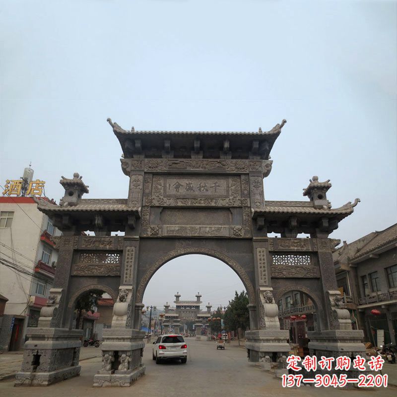 长沙城市街道仿古三门石雕牌楼