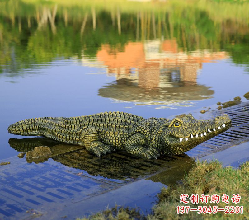 长沙池塘水池仿真大鳄鱼雕塑玻璃钢园林水景草丛动物摆件
