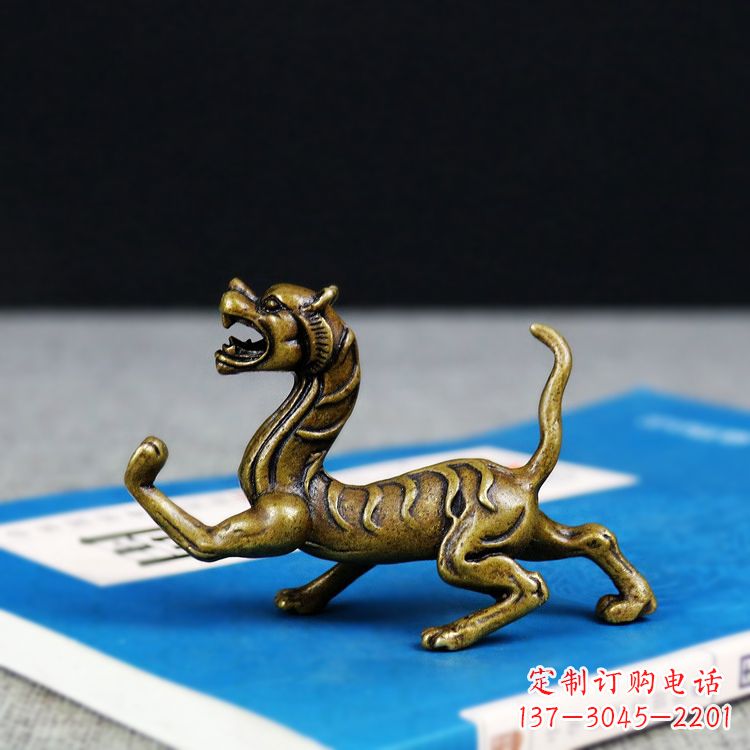 长沙金色纯铜铸造的白虎雕塑