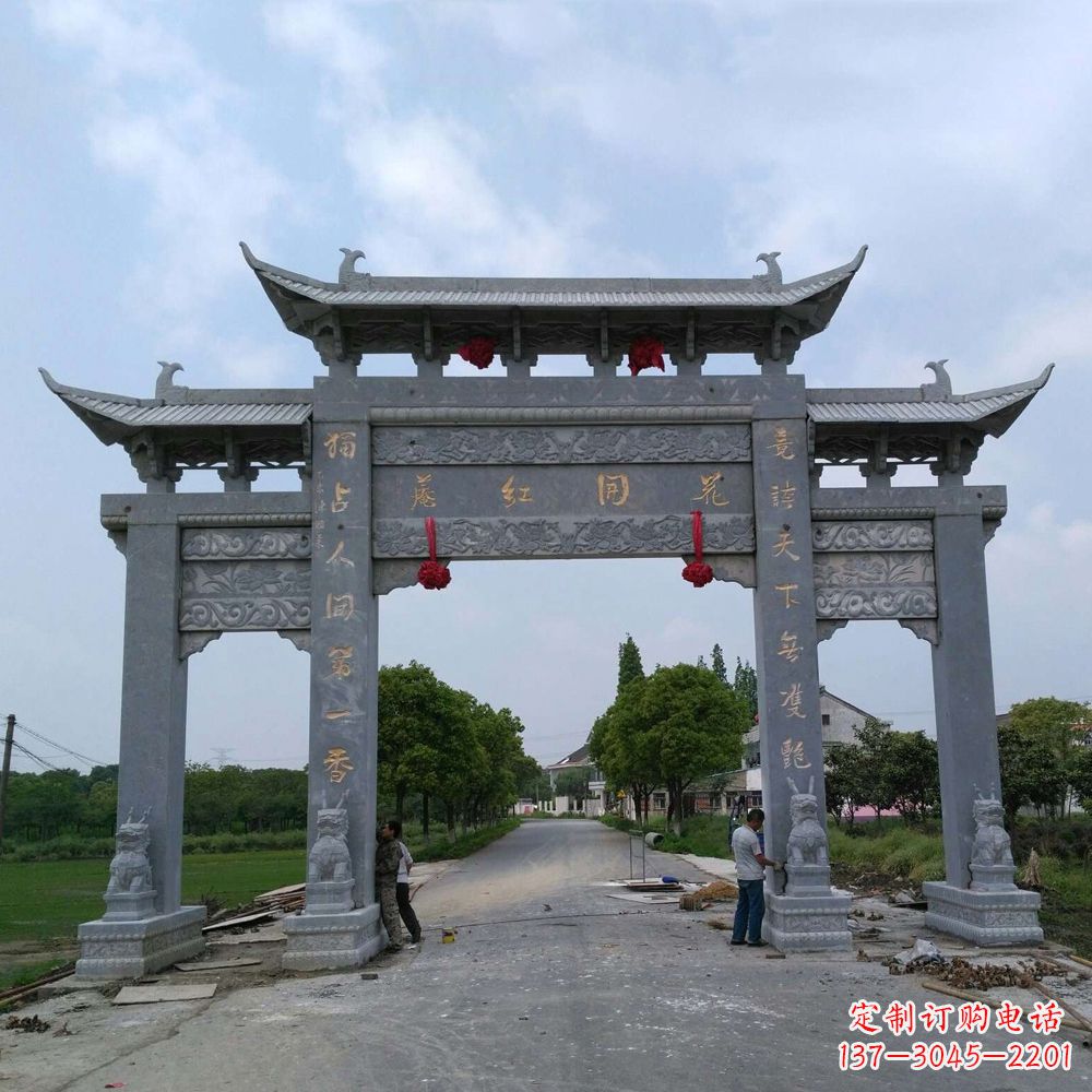 长沙村镇青石三门石雕牌坊