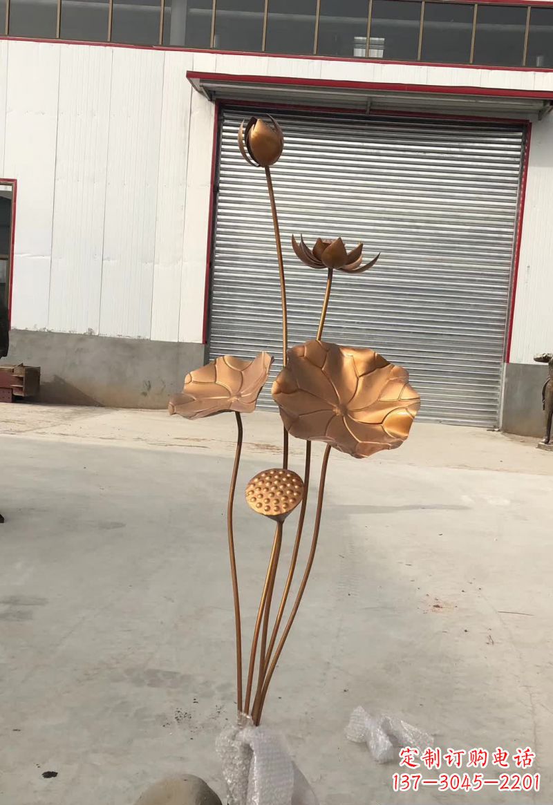 长沙古典锻铜荷花雕塑