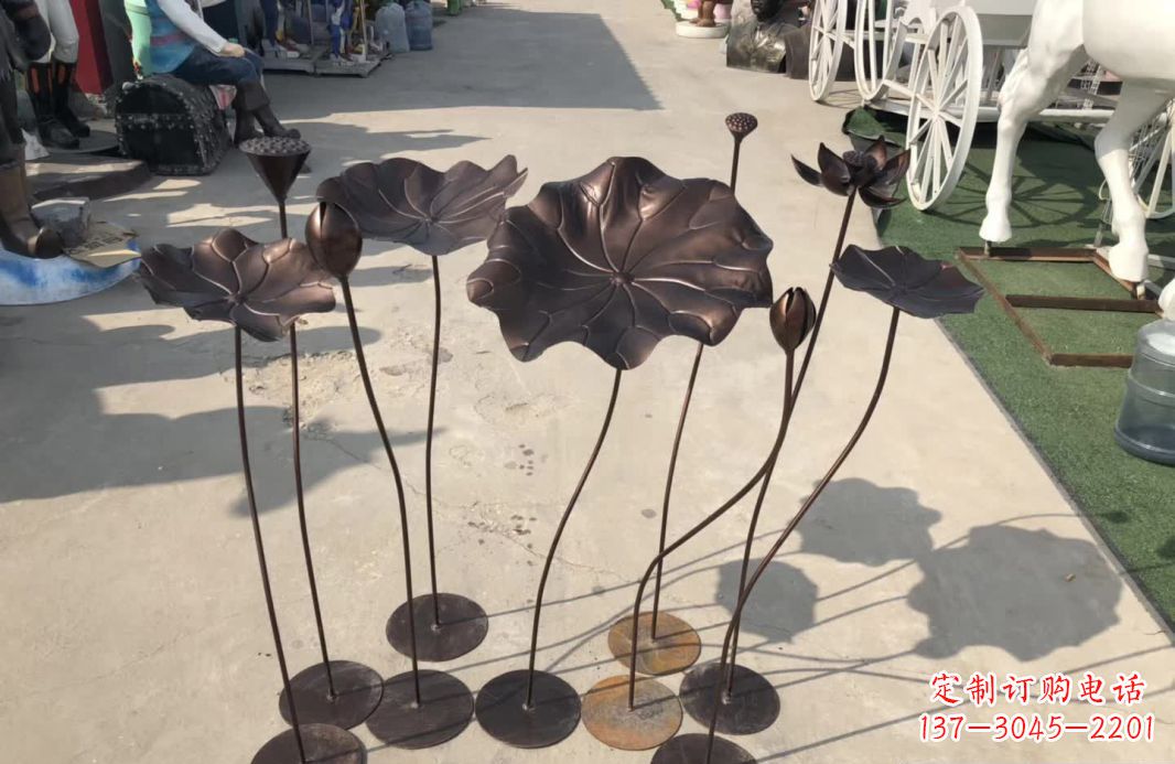 长沙锻铜园林异彩纷呈的荷花雕塑