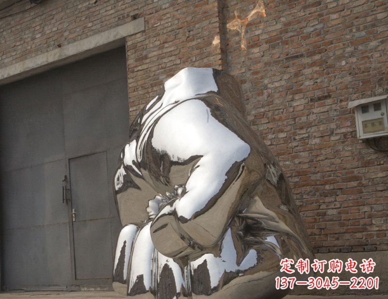 长沙冰冷威力,让精神抖动的不锈钢拳头雕塑
