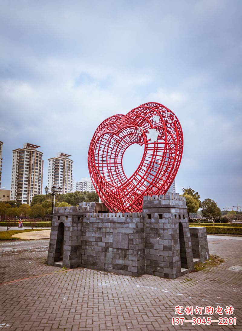 长沙拥抱和平的心以心型和平鸽雕塑传递心意
