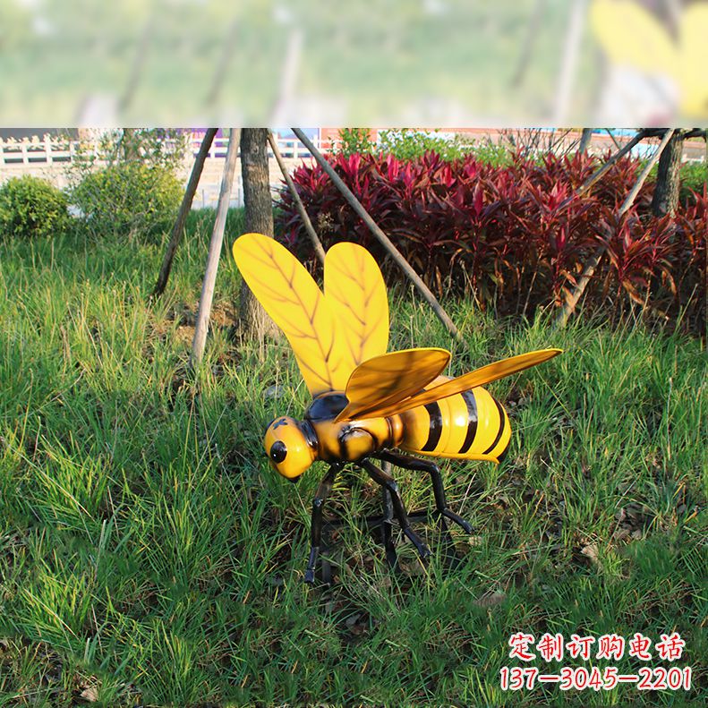 长沙公园草坪动物插件,仿真大马蜂玻璃钢雕塑