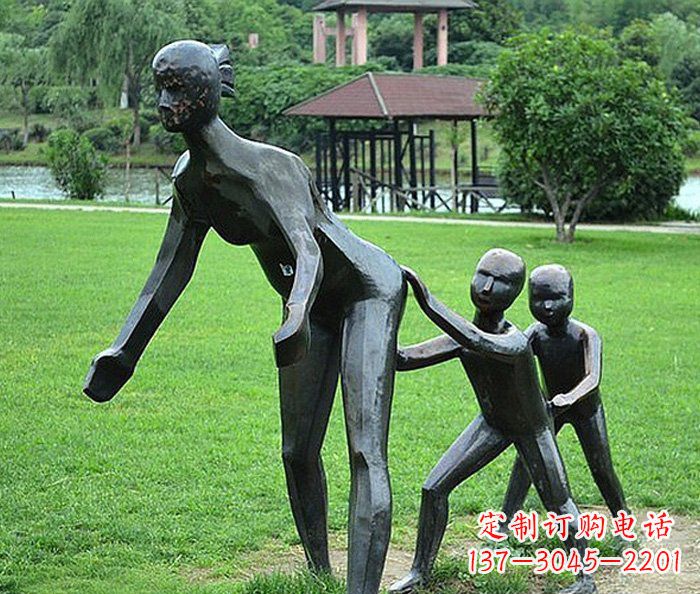 长沙公园抽象老鹰捉小鸡人物铜雕