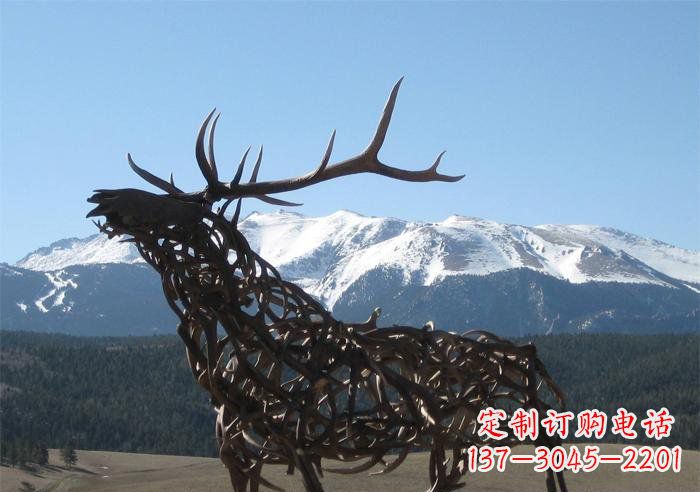 长沙公园抽象鹿动物铜雕