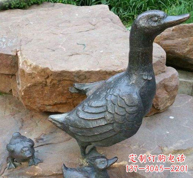 长沙公园动物鸭子铜雕