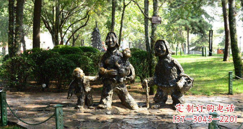 长沙公园赶路的抽象妇女和小孩小品铜雕