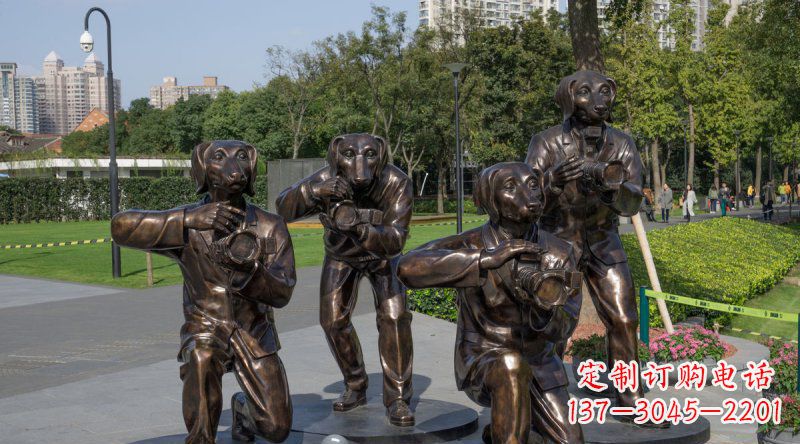 长沙公园狗头人身创意铜雕