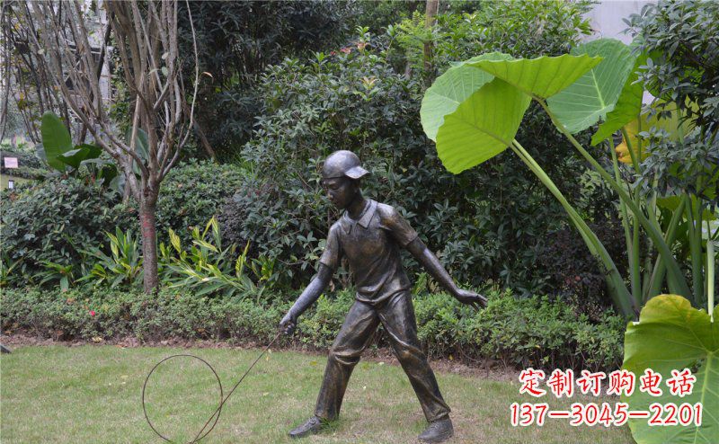 长沙公园滚铁环的小男孩人物铜雕