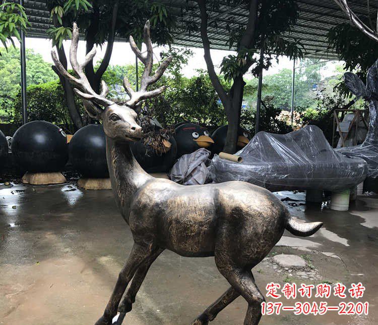长沙静谧的梅花鹿铜雕