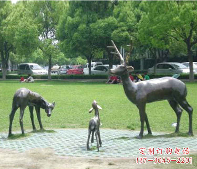 长沙梦幻般的雕塑——梅花鹿一家三口铜雕