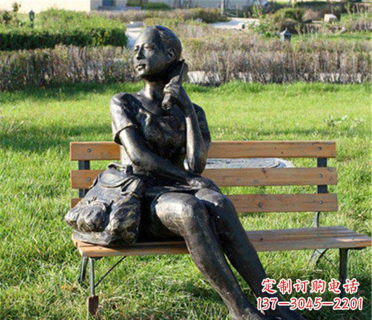 长沙公园拿着书看远方的女孩人物座椅雕塑