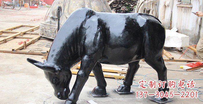 长沙公园牛吃草铜牛动物铜雕