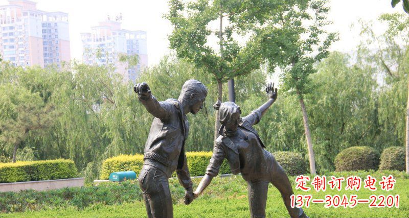 长沙公园散步的情侣人物铜雕