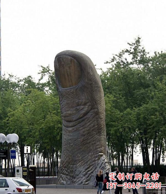 长沙公园竖着的大拇指景观铜雕