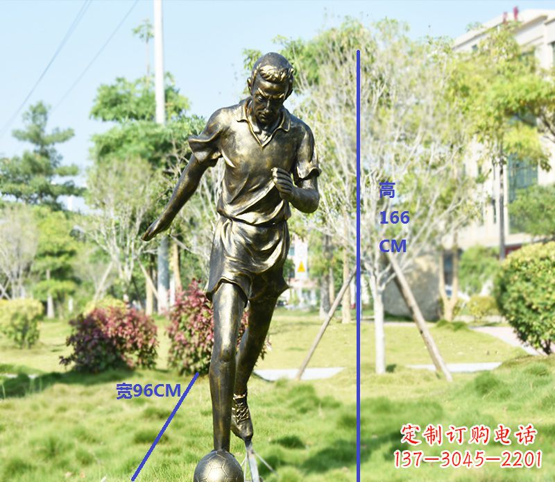 长沙公园踢足球的铜雕