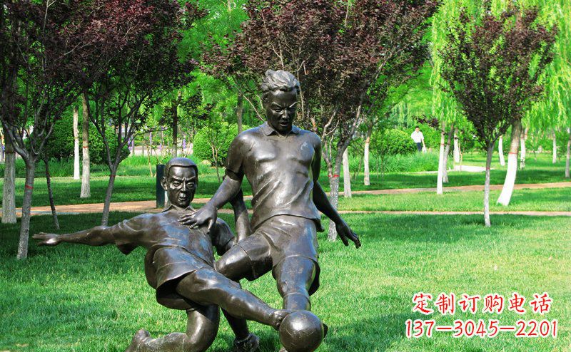 长沙公园踢足球的人物铜雕 (2)