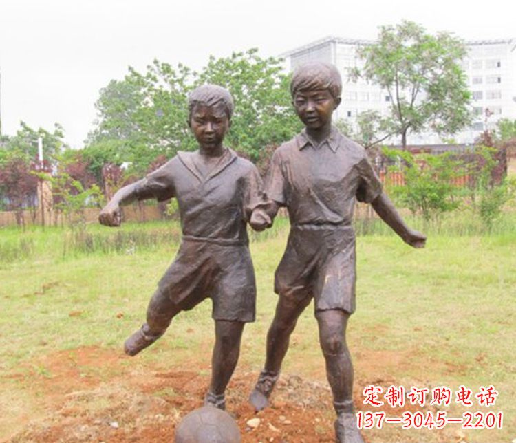 长沙公园踢足球儿童铜雕