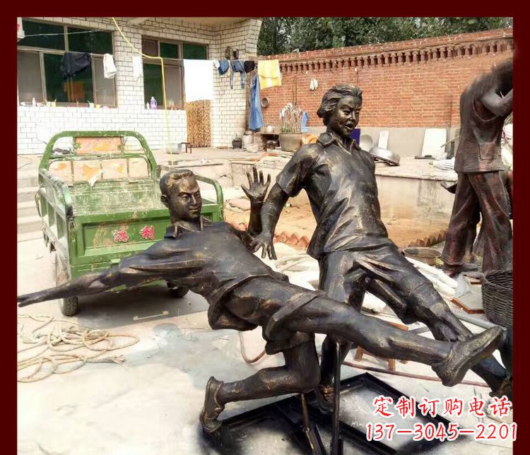 长沙公园踢足球的人物铜雕