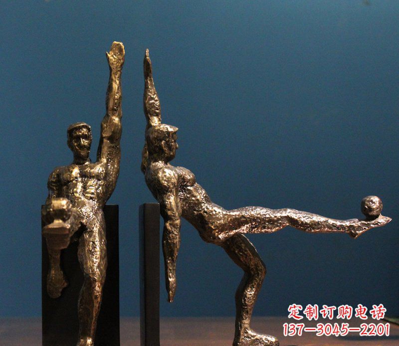 长沙公园踢足球人物铜雕