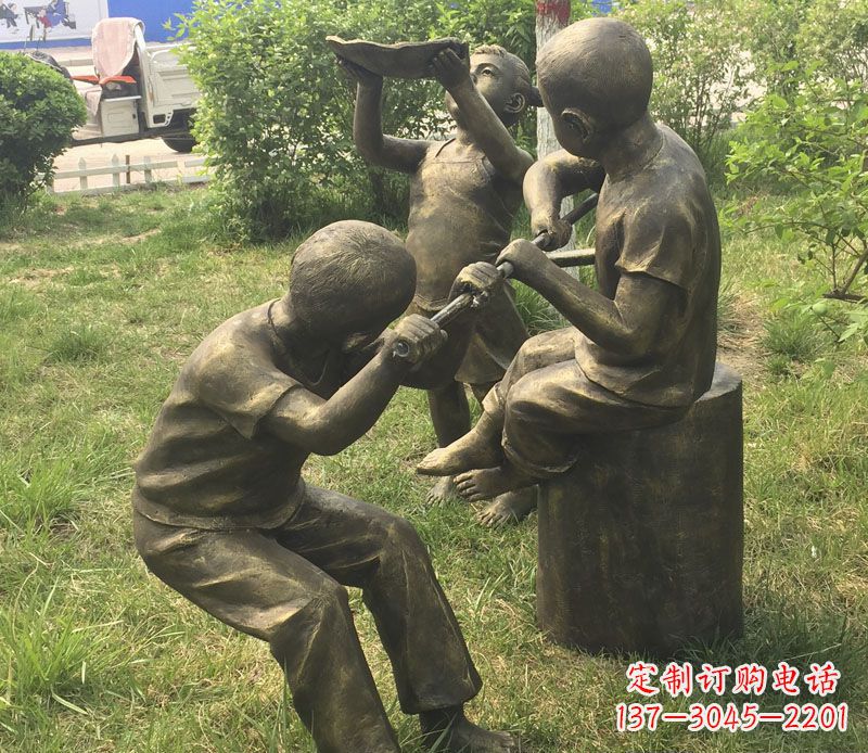 长沙公园玩水的儿童铜雕