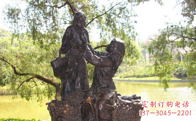 长沙温馨铜雕公园里喂母亲吃荔枝的女孩