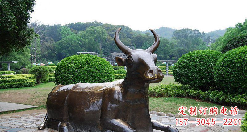 长沙公园卧着的牛动物铜雕 (2)